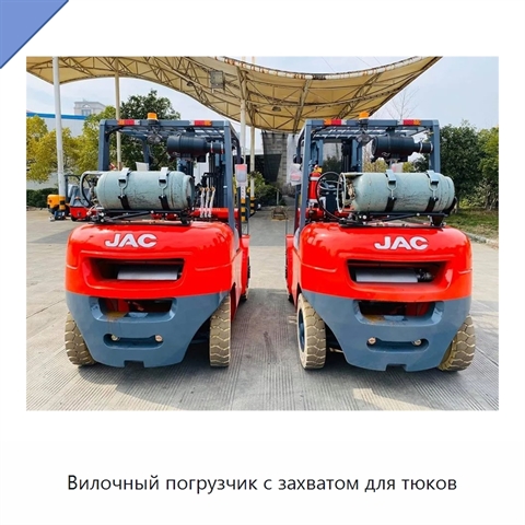 Вилочный погрузчик с захватом для тюков